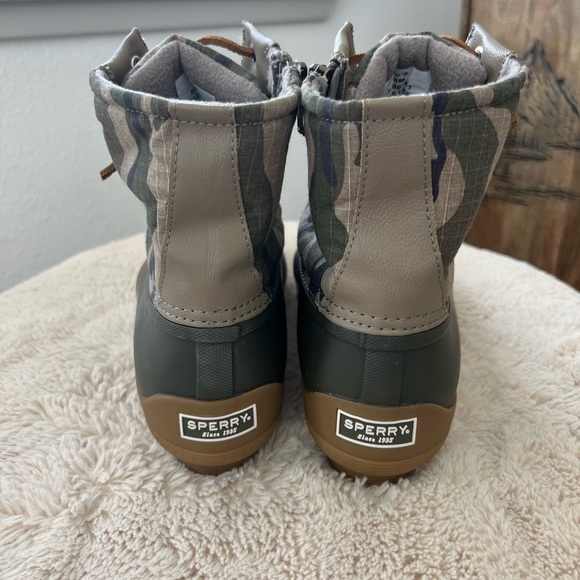 SPERRY TOP-SIDER Syren Gulf Camo Duck Toe Boot, Rain Boot, Green Camo, 10 - Picture 9 of 10
